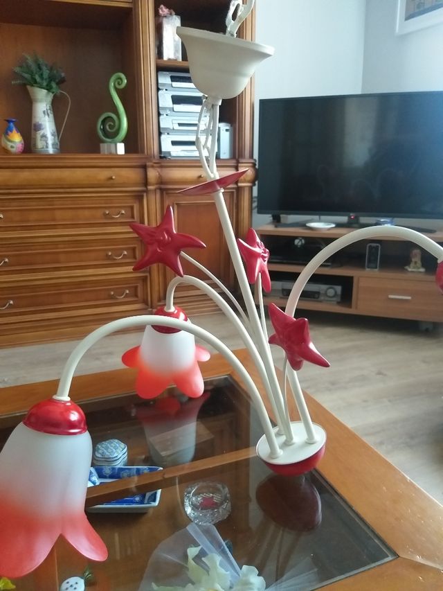 Lámpara de techo y quinque a juego.