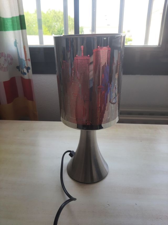 Lampara sobre mesa tactil