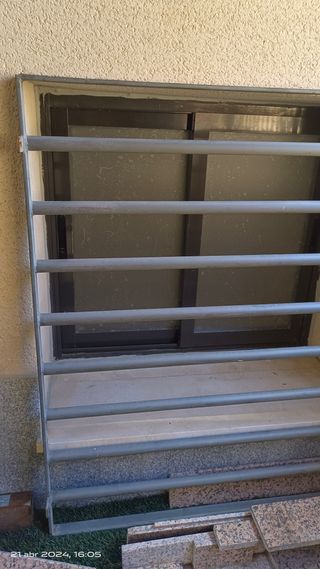 CONJUNTO VENTANA + REJA + CAJONERA DE PERSIANA 