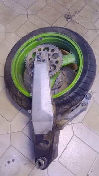 Kawasaki ZXR750 basculante + rueda