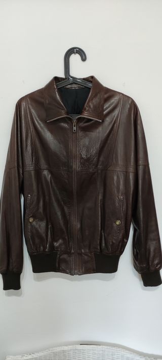 Chaqueta cuero marrón.