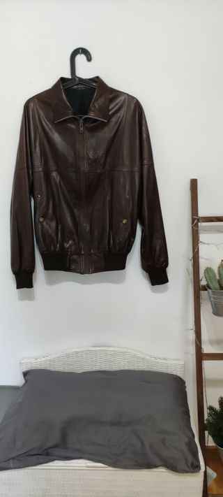Chaqueta cuero marrón.