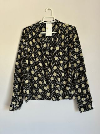 Blusa negra con motas beiges de mango