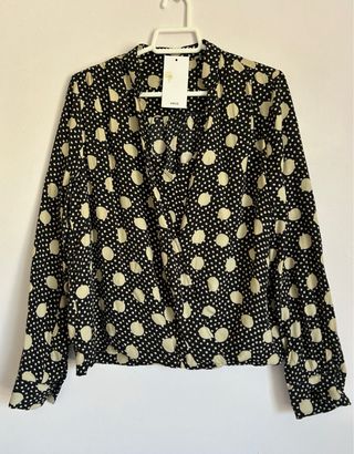 Blusa negra con motas beiges de mango