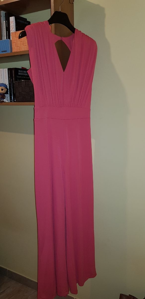 Mono coral de fiesta