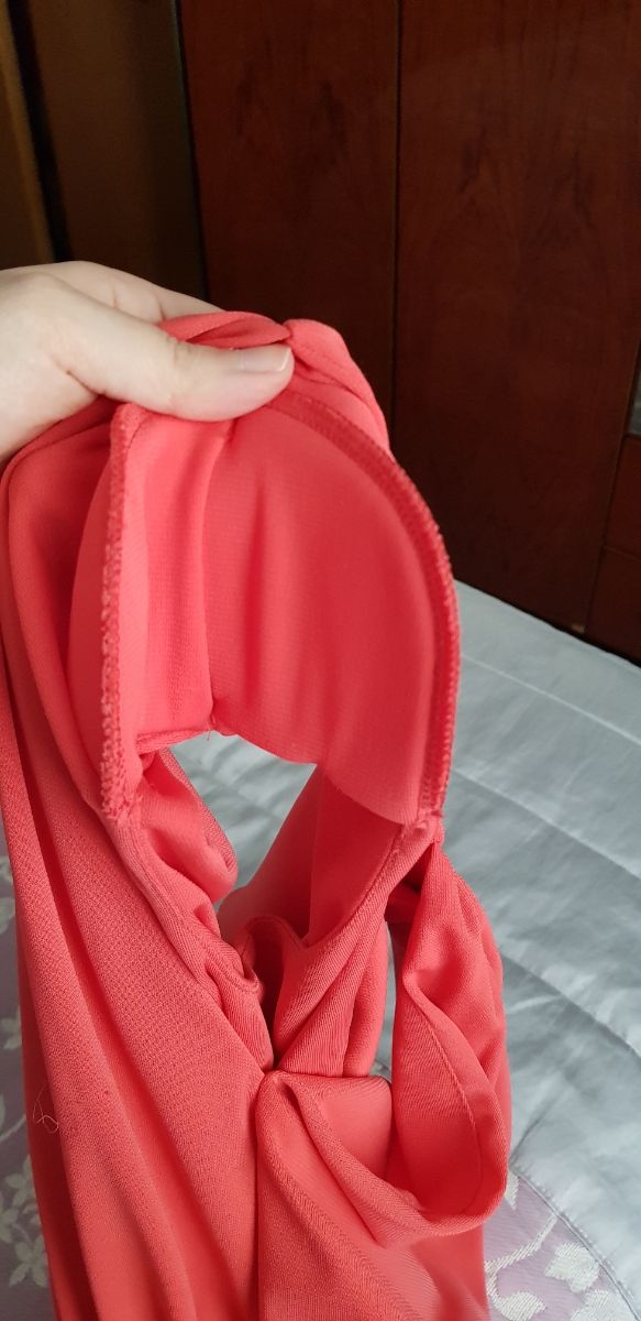 Mono coral de fiesta