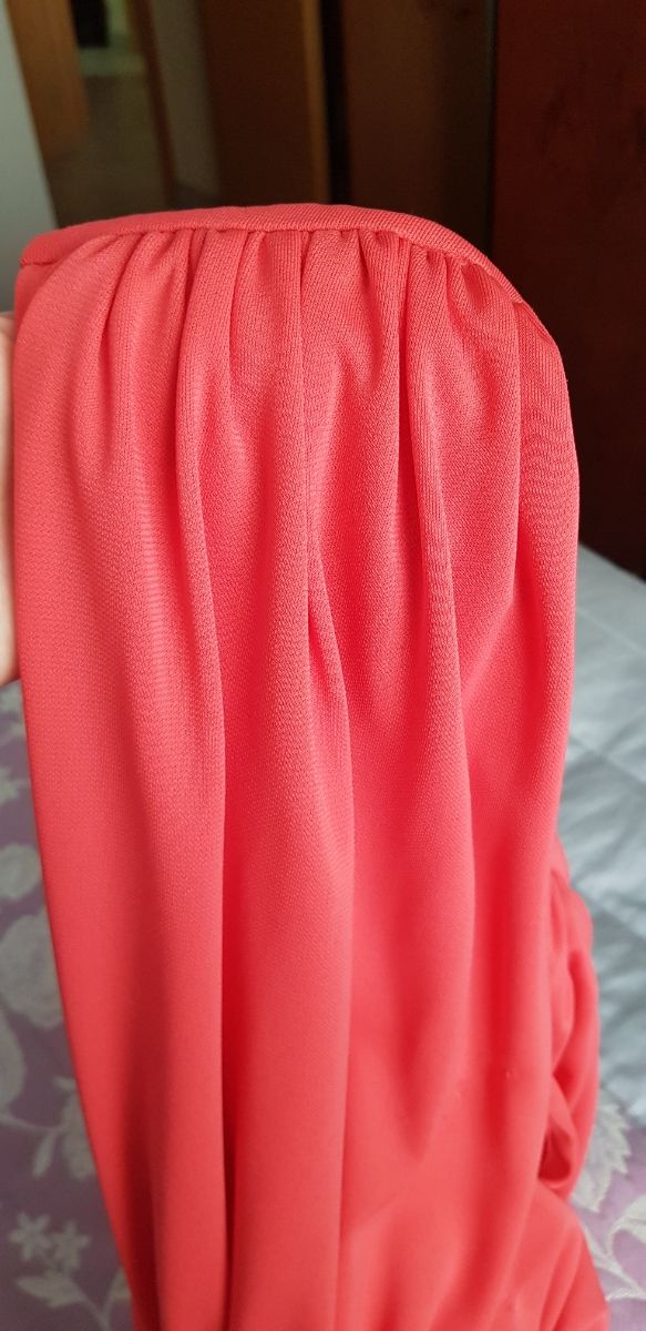 Mono coral de fiesta