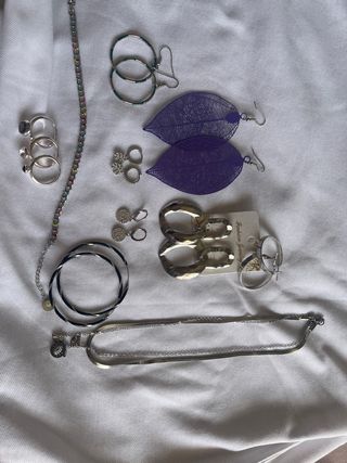 Pendientes , gargantilla y anillos sin estrenar 