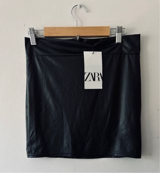 Falda de cuero negra corta de zara
