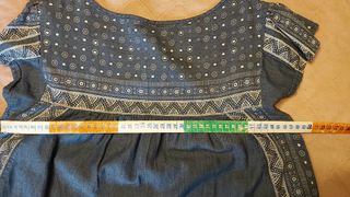 Vestido ganga com apontamentos bordados