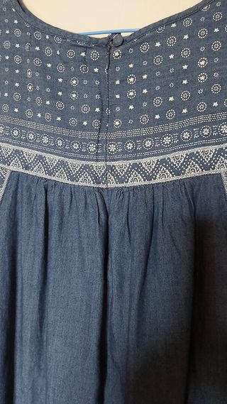 Vestido ganga com apontamentos bordados