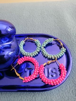 Pendientes de aro fucsia y azul
