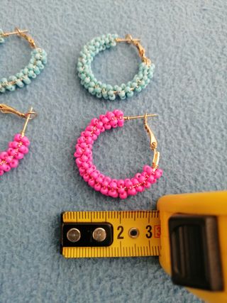 Pendientes de aro fucsia y azul