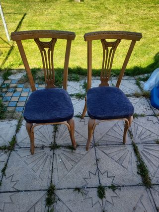 Sillas antiguas de madera maciza