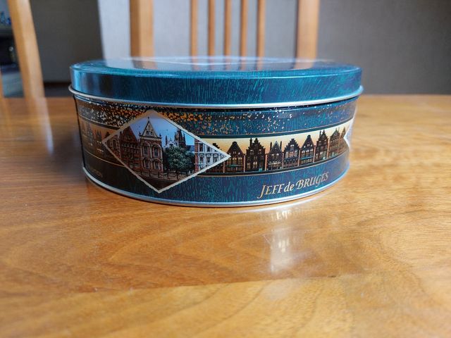 Caja metálica de chocolate belga