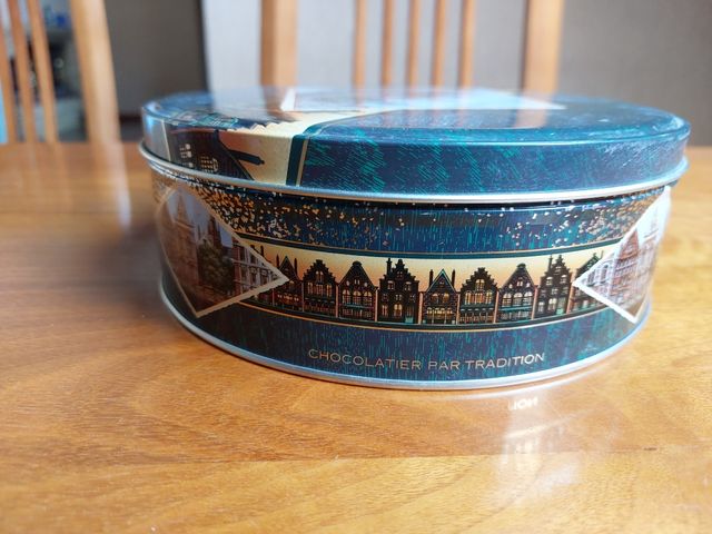 Caja metálica de chocolate belga