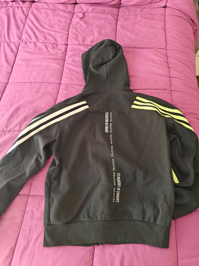 Sudadera Adidas negra talla M.
Nike Reebok puma