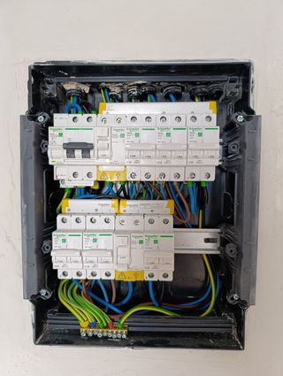 Electricista, Mantenimiento en general.