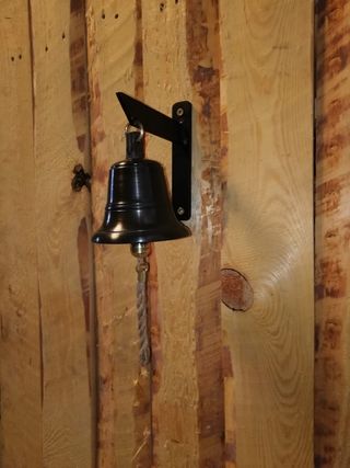 Sino em metal com suporte