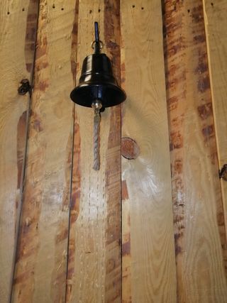 Sino em metal com suporte