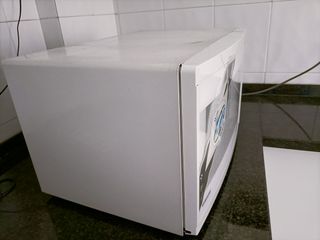 MICROONDAS DE 17 LITROS EN FUNCIONAMIENTO.