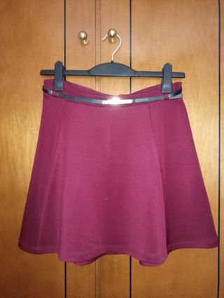 Falda skater granate de Stradivarius