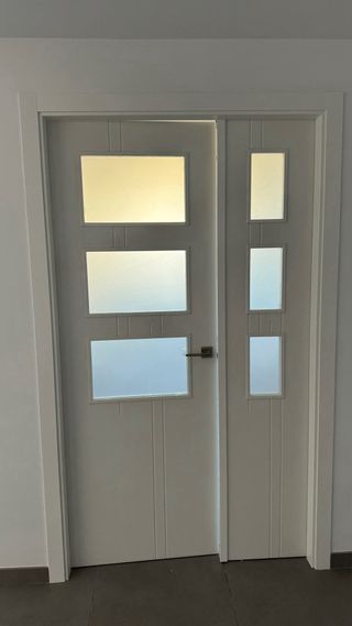 Puerta cocina/salon madera blanca