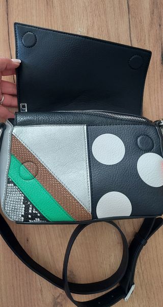 Bolso bandolera Desigual plateada y negra.Nonegoci