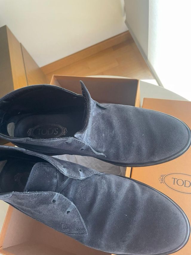Tod,s. Botas ante azul
