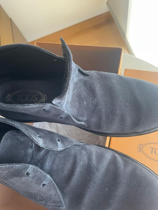 Tod,s. Botas ante azul