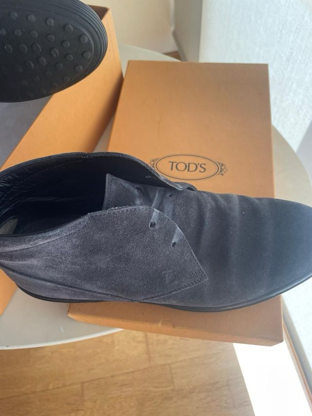 Tod,s. Botas ante azul