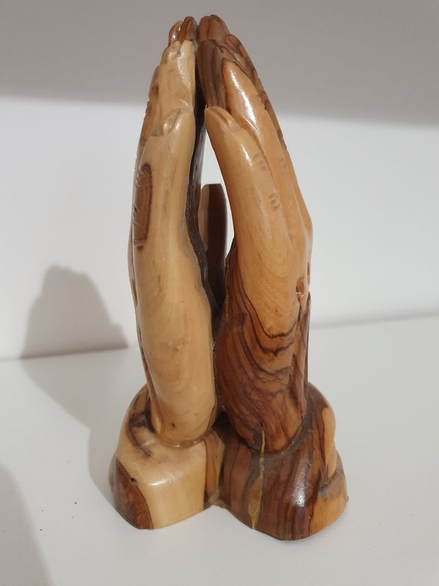 Mano che prega in legno ulivo