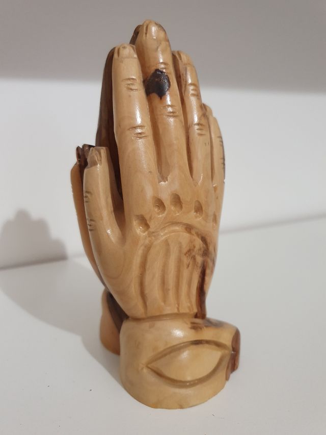 Mano che prega in legno ulivo