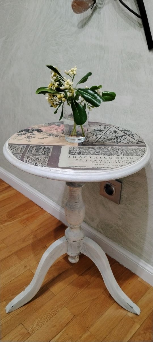 Mesita auxiliar única de madera de pino