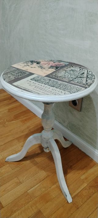 Mesita auxiliar única de madera de pino