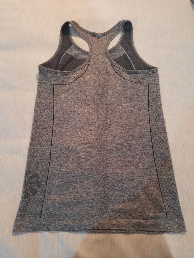 Camiseta nike,gris,nueva sin etiqueta.