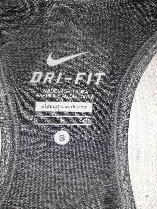 Camiseta nike,gris,nueva sin etiqueta.