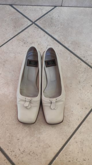 Scarpa elegante con tacco basso