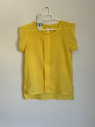 Blusa amarilla de manga corta de zara