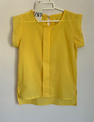 Blusa amarilla de manga corta de zara
