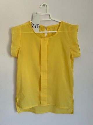 Blusa amarilla de manga corta de zara
