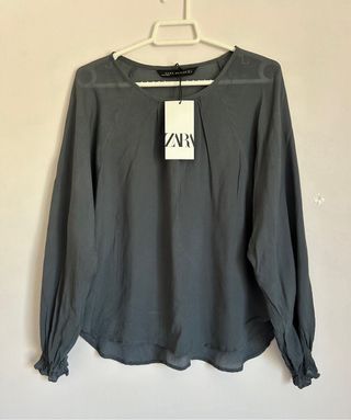 Blusa gris de manga larga