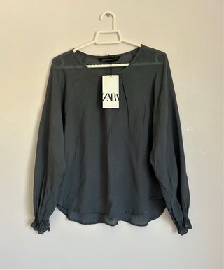 Blusa gris de manga larga