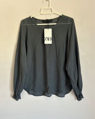 Blusa gris de manga larga