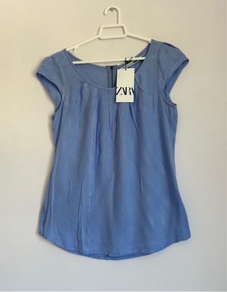 Blusa de color azul de manga corta de zara