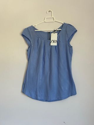 Blusa de color azul de manga corta de zara
