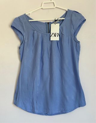 Blusa de color azul de manga corta de zara
