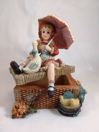 Preciosa caja niña con pato.