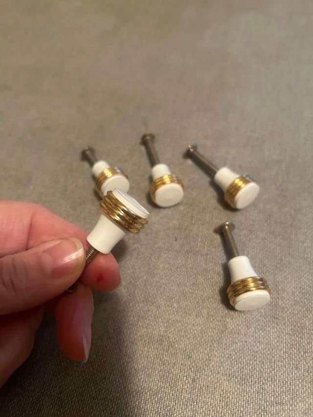 10 Pomos blancos/dorados