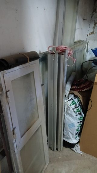 5 ventanas dobles, 1  simple, 1 puerta de aluminio